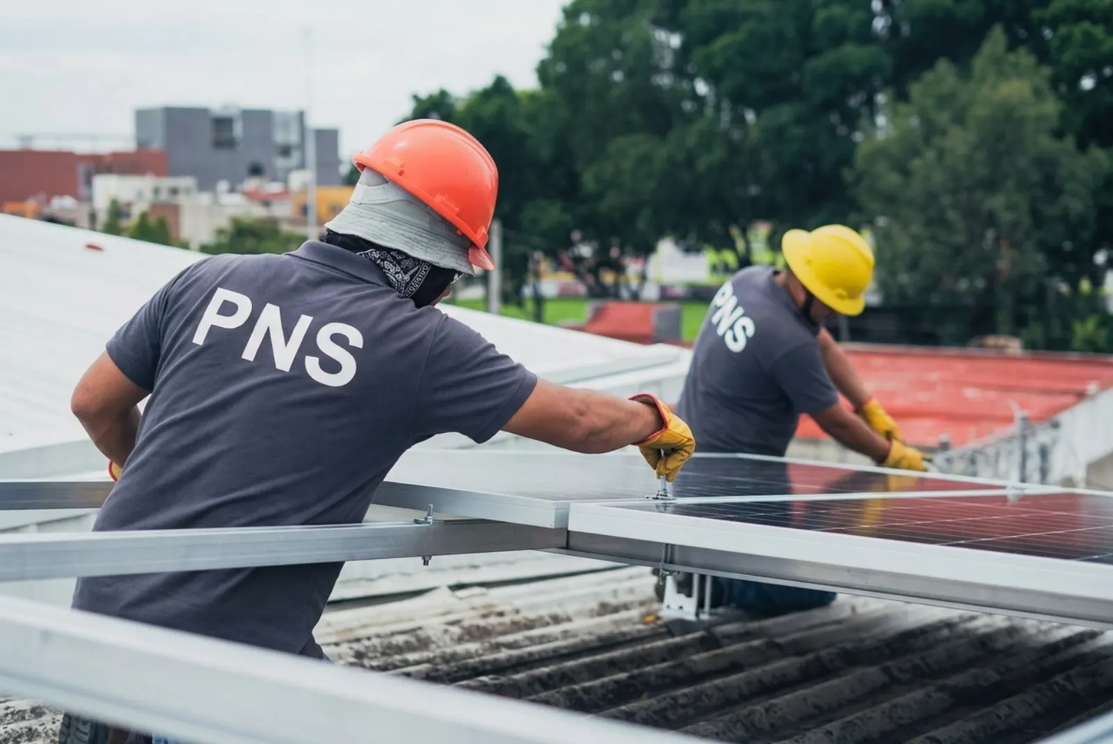 Équipe PNS installant des panneaux solaires sur une toiture à Toulon